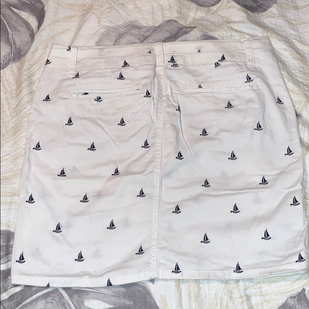 British Khaki white skirt w blue sailboats